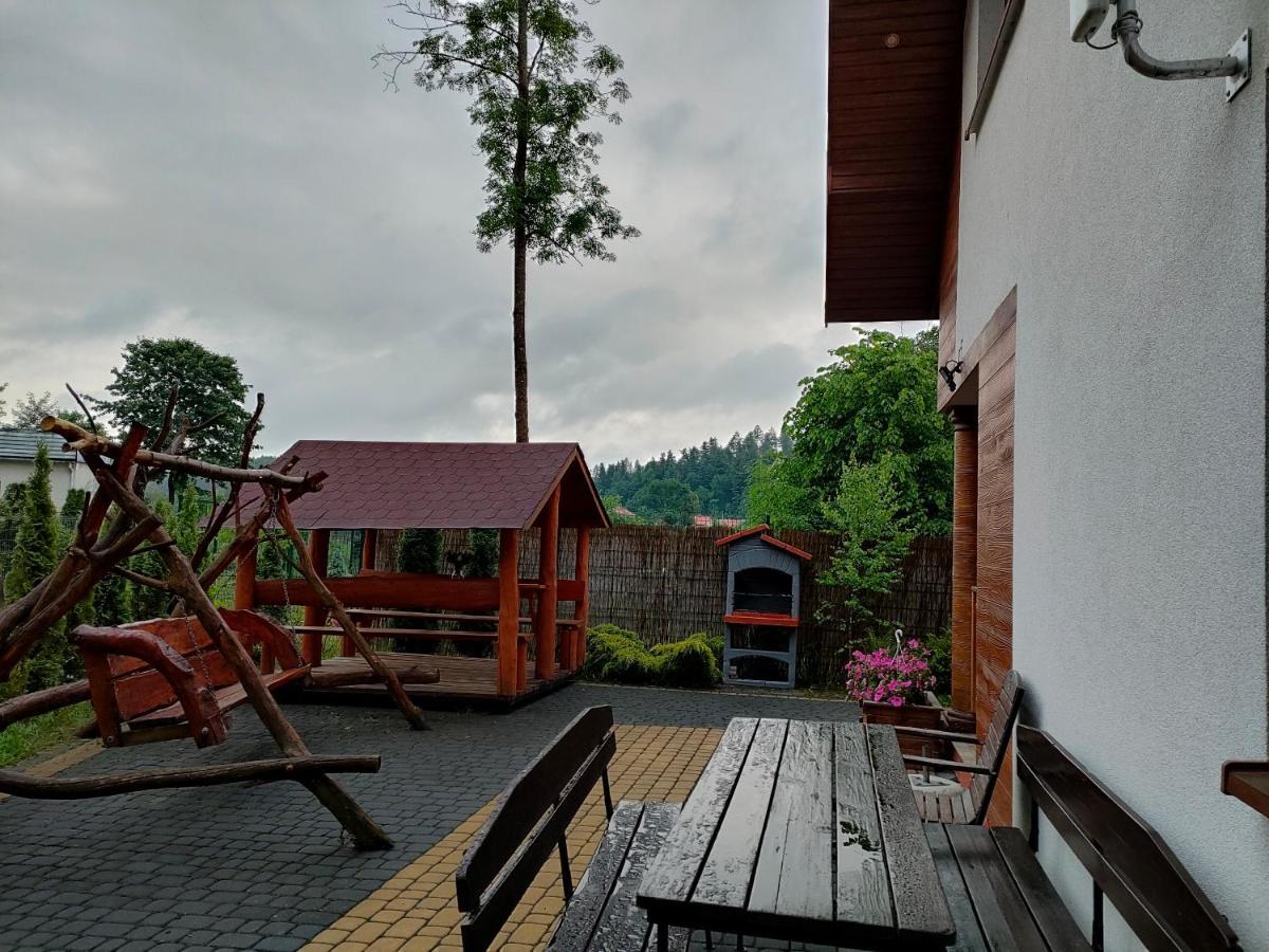 Domki I Pokoje U Borsa Lesko Exterior foto